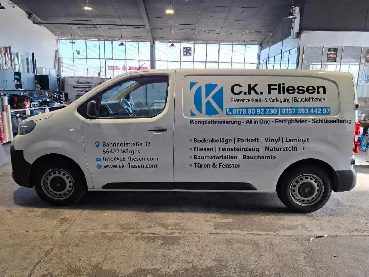 Fahrzeugbeschriftung auf einem Firmenwagen aus Limburg