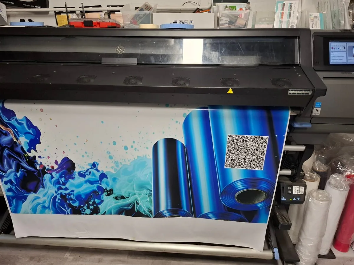 Produktion konturgeschnittener Aufkleber in der Edelfoliert Werkstatt Limburg