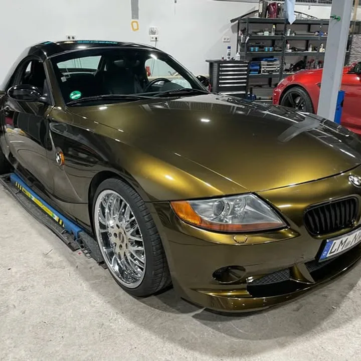 Fertig folierter BMW Z4 in Gold-Chrom auf der Hebebühne der Werkstatt